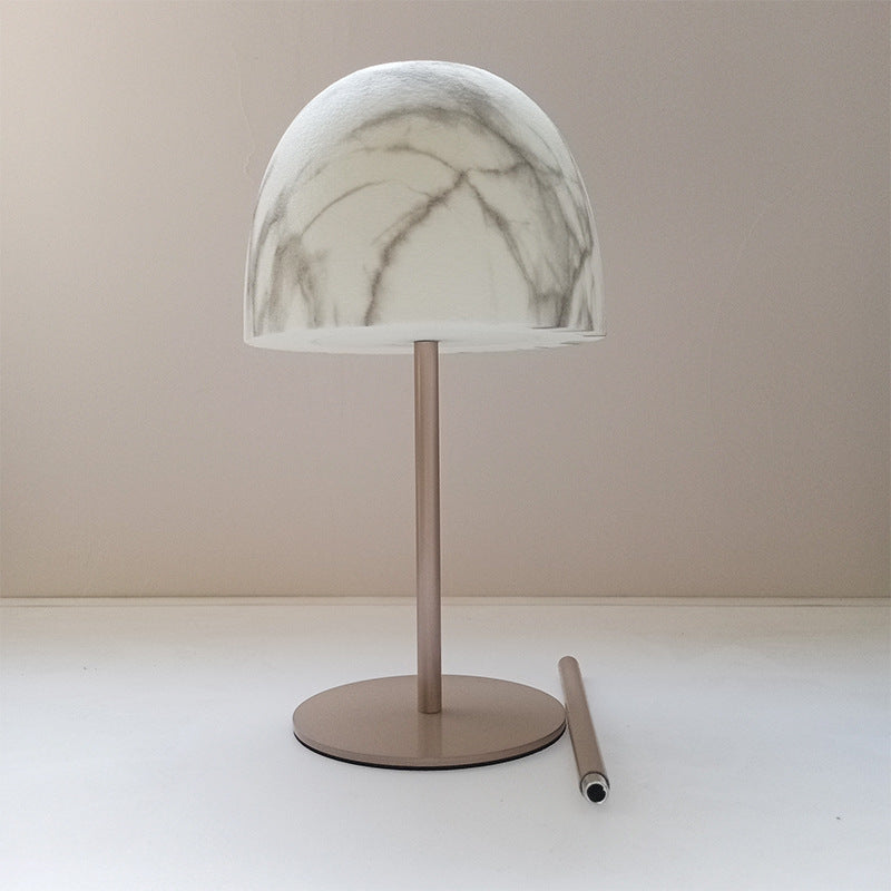 Lampka bezprzewodowa Marmo z marmurkowym kloszem