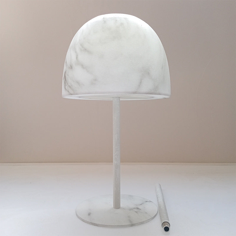 Lampka bezprzewodowa Marmo z marmurkowym kloszem
