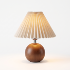 Lampka z plisowanym abażurem i drewnianą podstawą