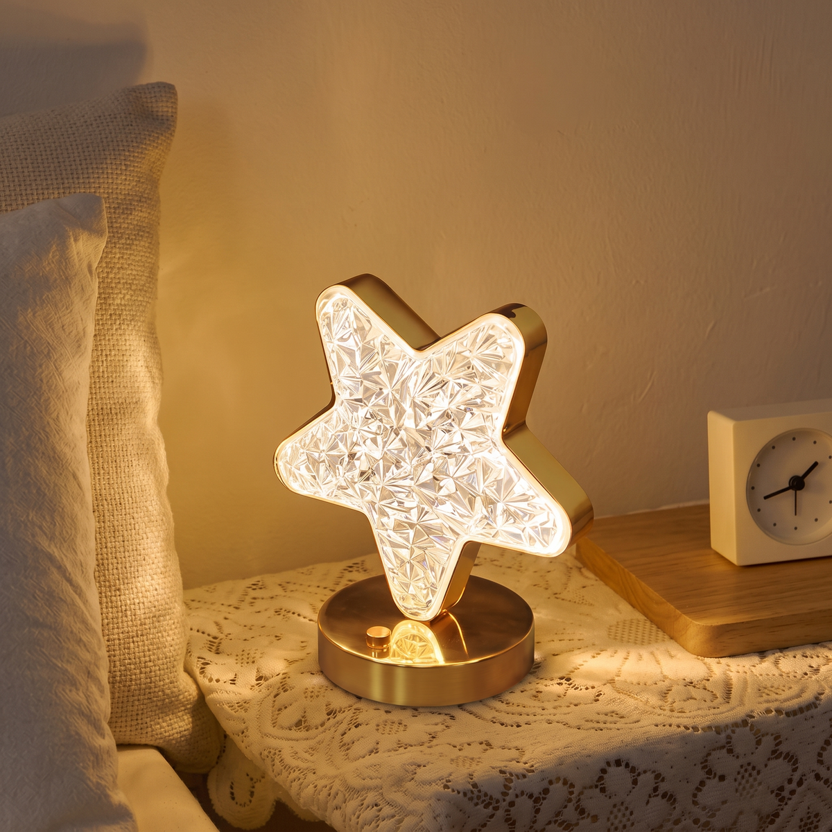 Lampka Gwiazdka na szafce nocnej