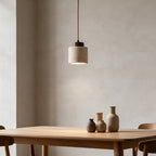 Lampa wisząca Runa z trawertynu we wnętrzu
